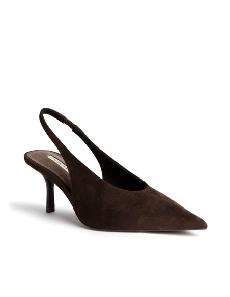 Zapato marrón destalonado de tacón fino visto en perspectiva