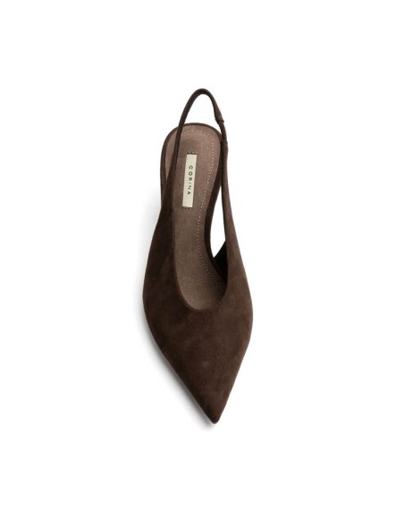Vista superior de zapato destalonado marrón con punta fina