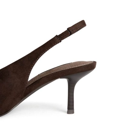 Detalle del tacón fino y tira trasera del zapato destalonado marrón