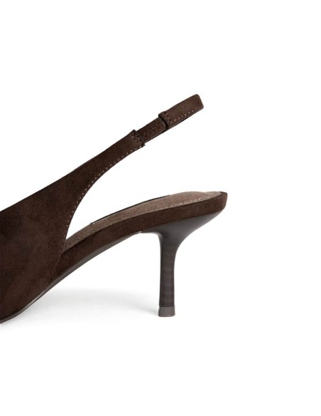 Detalle del tacón fino y tira trasera del zapato destalonado marrón