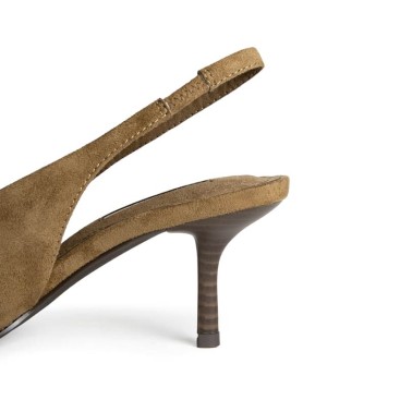 Detalle del tacón fino y tira trasera del zapato destalonado camel