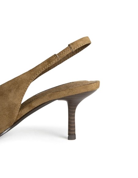 Detalle del tacón fino y tira trasera del zapato destalonado camel