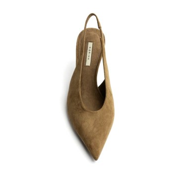 Vista superior de zapato destalonado camel con punta fina