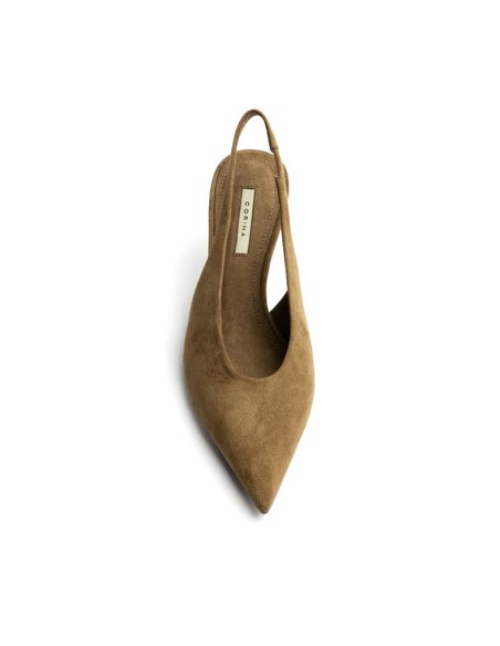 Vista superior de zapato destalonado camel con punta fina