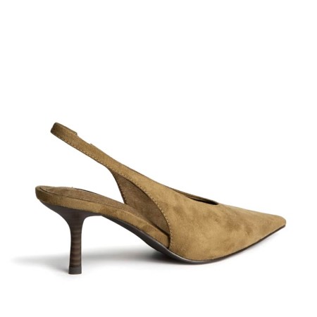 Zapato camel destalonado de tacón fino visto de perfil