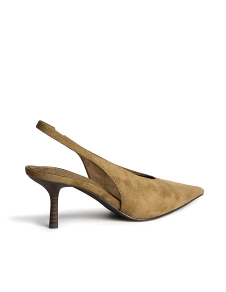Zapato camel destalonado de tacón fino visto de perfil