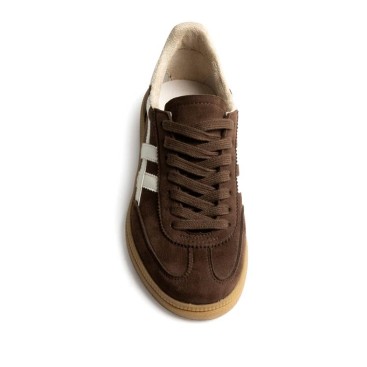 Zapatillas marrón chocolate Corina con cordones vistas desde arriba