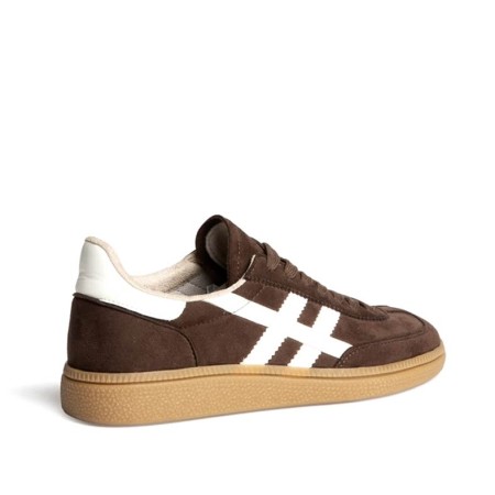 Vista trasera de zapatillas marrón chocolate mujer con talón blanco