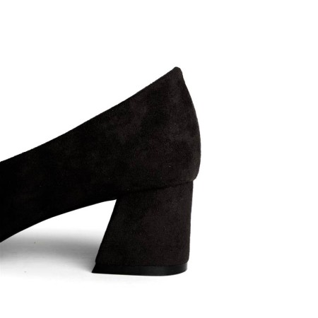 detalle de tacon ancho en zapatos de salon negros