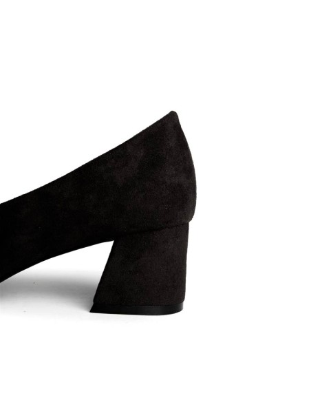 detalle de tacon ancho en zapatos de salon negros