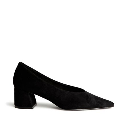 Zapato de salón negro con tacón cuadrado