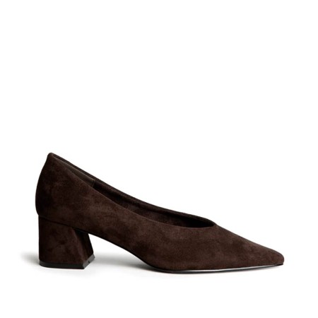Zapato de salón marrón con tacón cuadrado
