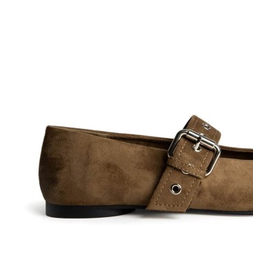 detalle de hebilla en bailarinas camel Corina