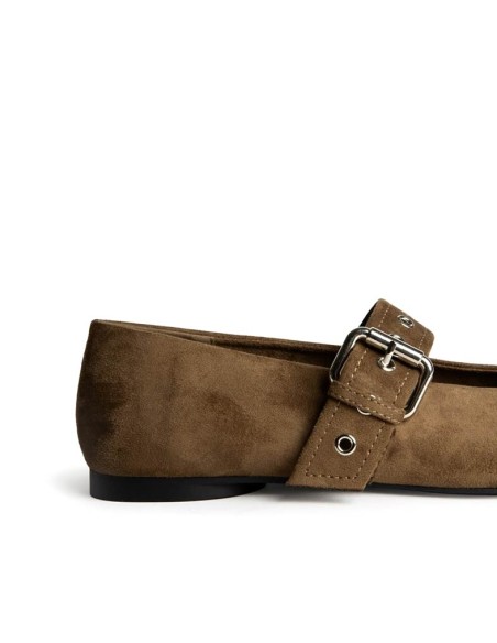 detalle de hebilla en bailarinas camel Corina