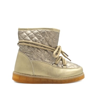 bota de nieve niña dorada acolchada vista lateral en conjunto