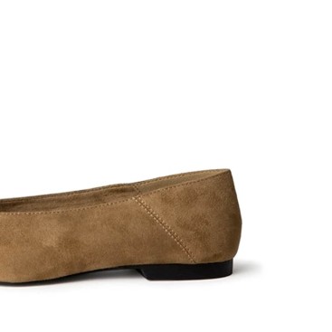 Detalle de bailarina punta fina camel en antelina