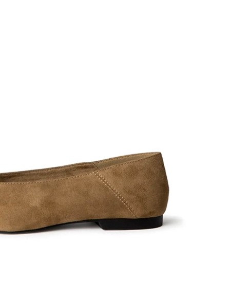 Detalle de bailarina punta fina camel en antelina