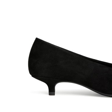 Detalle del tacón kitten de 3,5 cm en zapato negro Corina