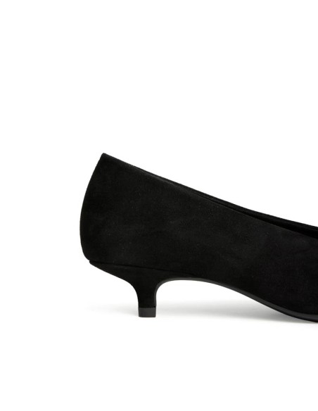 Detalle del tacón kitten de 3,5 cm en zapato negro Corina