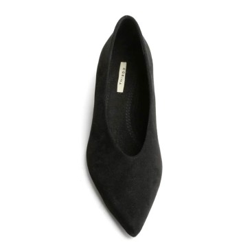 Zapato de salón negro con tacón bajo kitten visto desde arriba