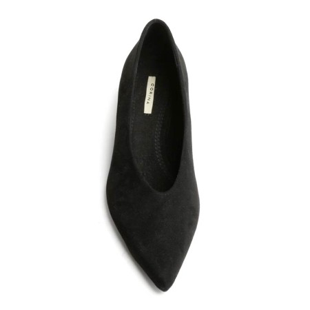 Zapato de salón negro con tacón bajo kitten visto desde arriba