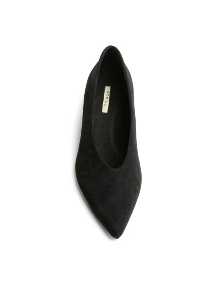 Zapato de salón negro con tacón bajo kitten visto desde arriba