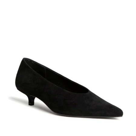 Zapato de salón negro de antelina con punta fina vista diagonal