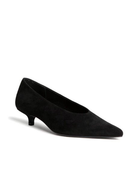 Zapato de salón negro de antelina con punta fina vista diagonal
