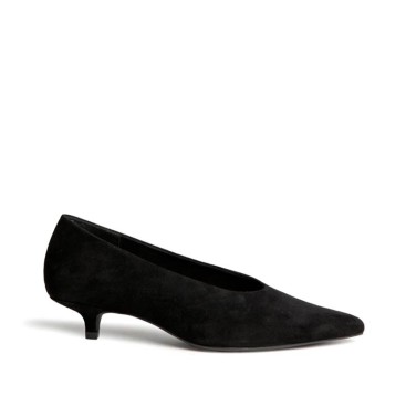 Zapato de salón negro con tacón kitten Corina M6605 vista lateral
