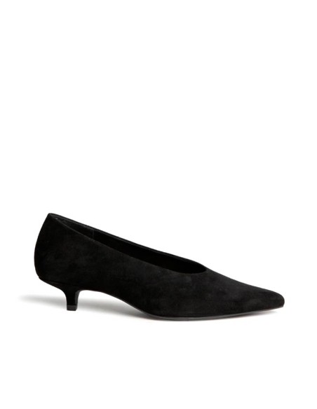 Zapato de salón negro con tacón kitten Corina M6605 vista lateral