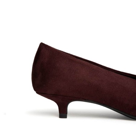 Detalle de zapato de salón burdeos con tacón kitten bajo