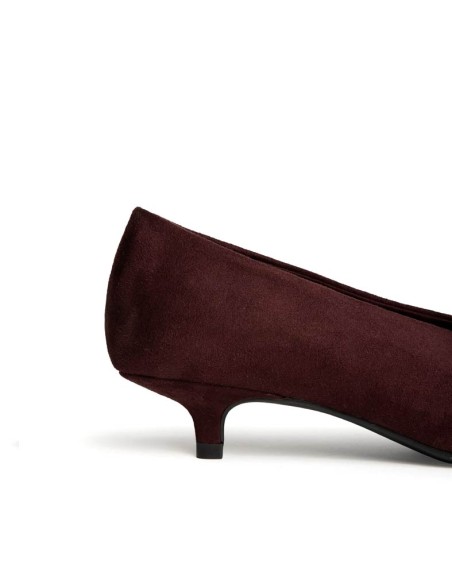 Detalle de zapato de salón burdeos con tacón kitten bajo