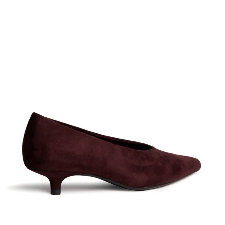 Zapato de salón burdeos con punta fina vista trasera lateral