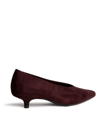 Zapato de salón burdeos con punta fina vista trasera lateral