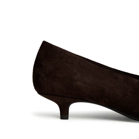 Detalle de zapato de salón marrón chocolate con tacón kitten