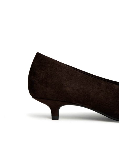 Detalle de zapato de salón marrón chocolate con tacón kitten