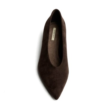Zapato de salón marrón chocolate de mujer vista lateral inclinada