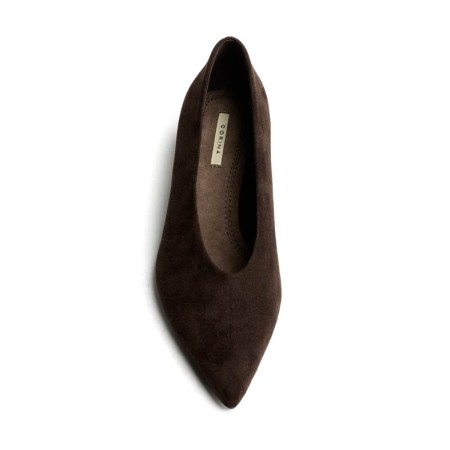 Zapato de salón marrón chocolate de mujer vista lateral inclinada