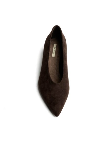 Zapato de salón marrón chocolate de mujer vista lateral inclinada