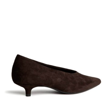 Zapato de salón marrón chocolate con punta fina vista trasera lateral