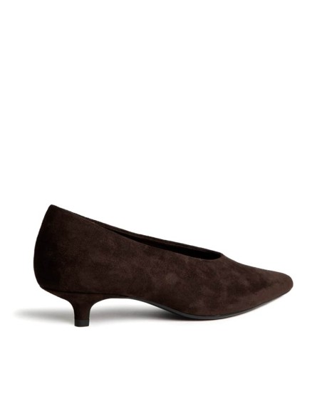 Zapato de salón marrón chocolate con punta fina vista trasera lateral