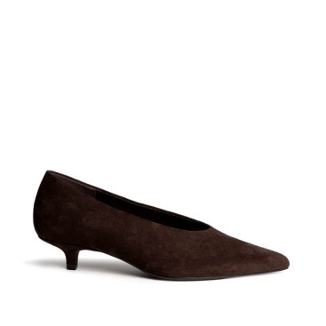 Zapato de salón marrón chocolate con tacón kitten Corina M6605 vista lateral