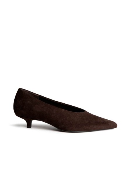 Zapato de salón marrón chocolate con tacón kitten Corina M6605 vista lateral