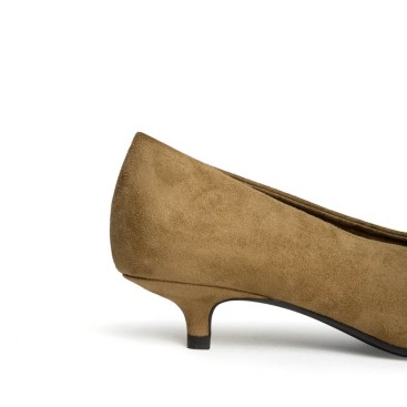 Detalle del zapato tacón kitten camel Corina