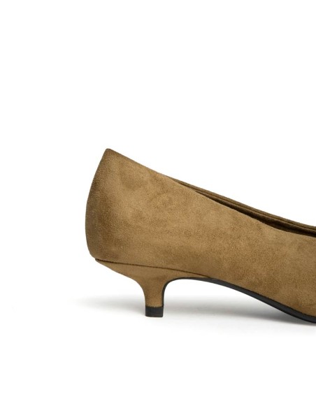 Detalle del zapato tacón kitten camel Corina