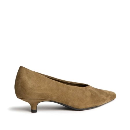 Zapato de salón camel con tacón kitten vista lateral trasera