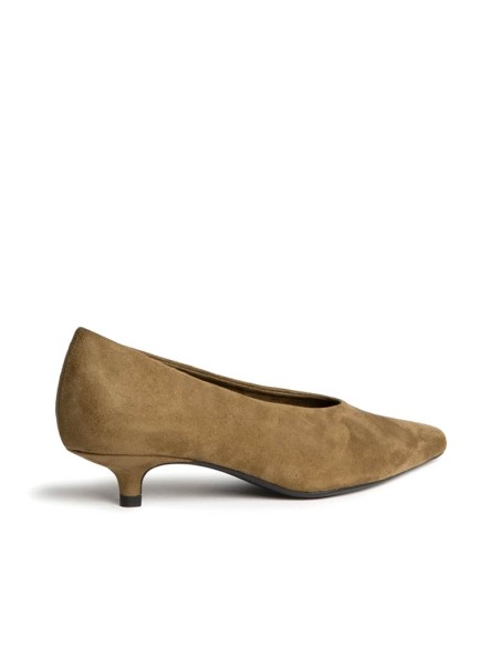 Zapato de salón camel con tacón kitten vista lateral trasera