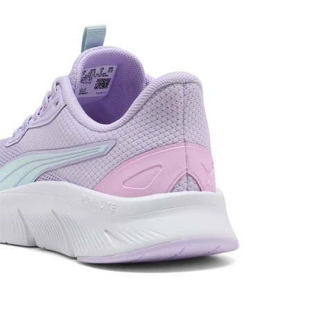 Detalle trasero de zapatillas deportivas Puma lila con suela blanca