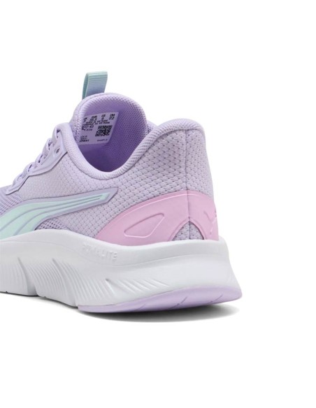 Detalle trasero de zapatillas deportivas Puma lila con suela blanca