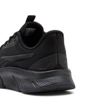 Detalle trasero de deportivas negras Puma con suela ligera